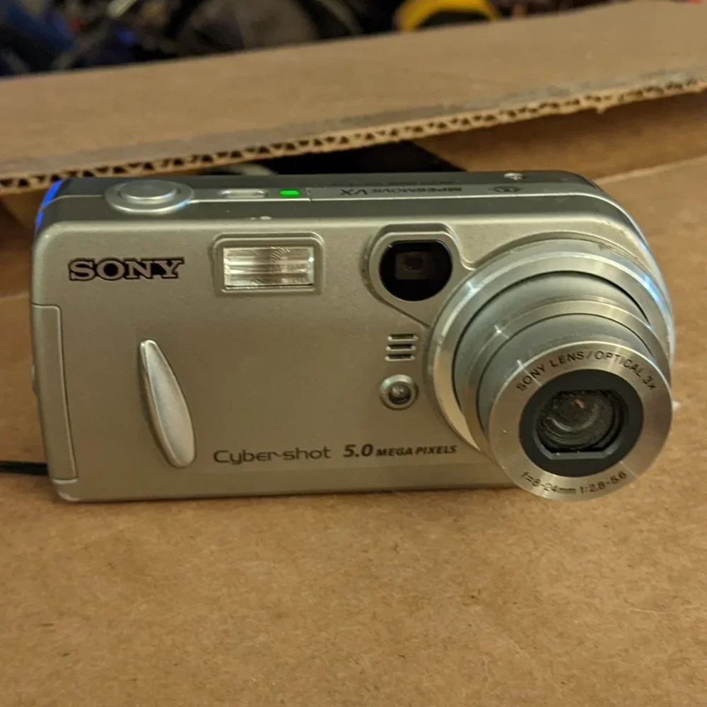 SONY CYBER SHOT DSC P92 5 MEGA PIXELPOINT N SHOOT DIGITAL CAMERA / MPEGMOVIE VX